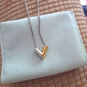 An AUTHENTIC Elegant Two-Tone LVPendant Necklace ..Silver &Gold